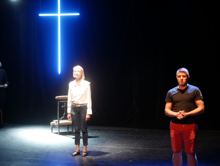 Grâce à Dieu: Trois Actes Et Un épilogue François Ozon « Grâce à Dieu » sur le plancher de la scène du Théâtre de l’Acte 2